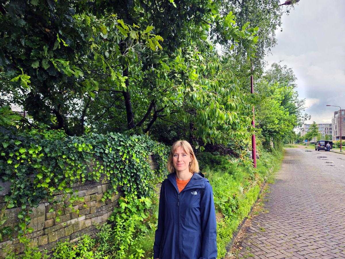 PhD kandidaat Giulia Gualtieri bij de Le Roy-tuin in Heerenveen