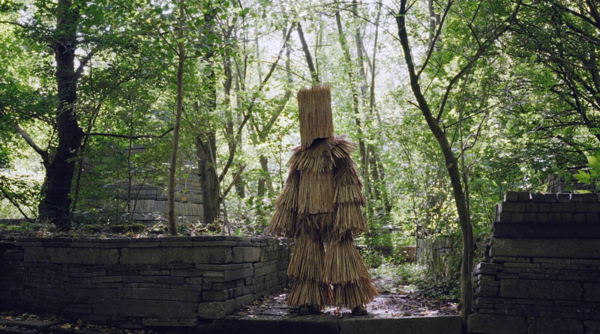 Een rieten man wandelt door de ecokathedraal in de videoclip 'Rein' van Jasper de Bruin met zangeres Immen  (still uit de video)